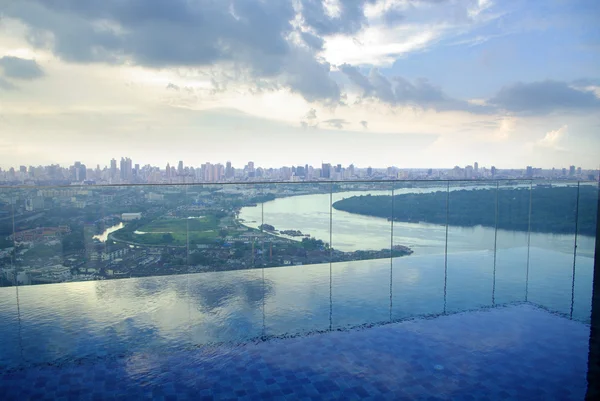 Infinity pool on high condominuim building — Stock Photo, Image