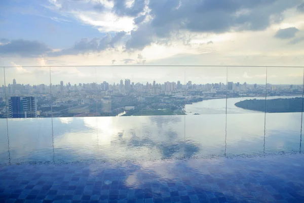 Piscina infinita en alto edificio condominuim —  Fotos de Stock