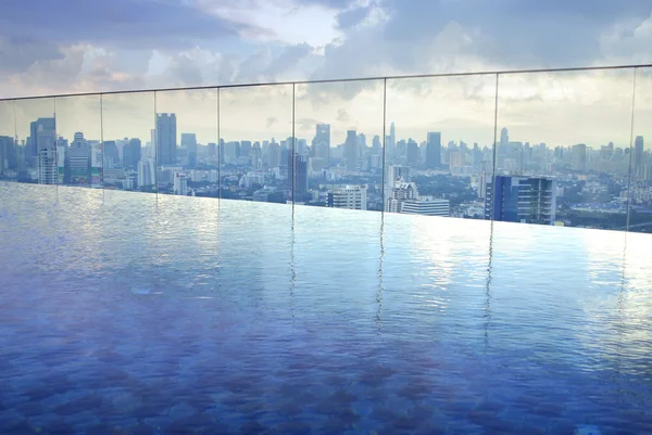 Infinity pool on high condominuim building — Stock Photo, Image