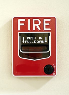 duvarda kırmızı yangın alarm