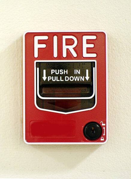 Красная пожарная сигнализация на стене
