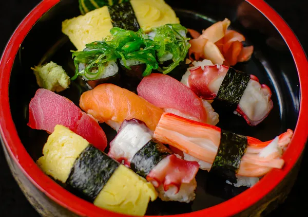 Sushi definido no fundo preto — Fotografia de Stock
