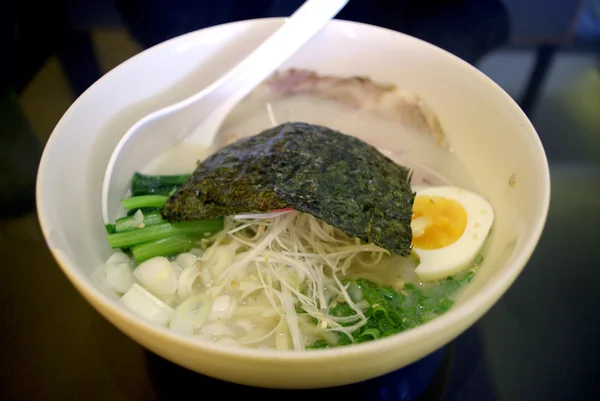 Японская лапша, барбекю из свинины, вареное яйцо и водоросли — стоковое фото