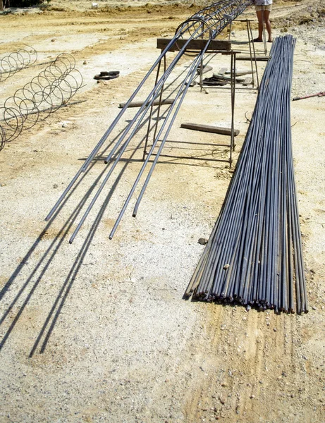 Trabajador con líneas de irod de contrucción para la construcción de cimientos —  Fotos de Stock