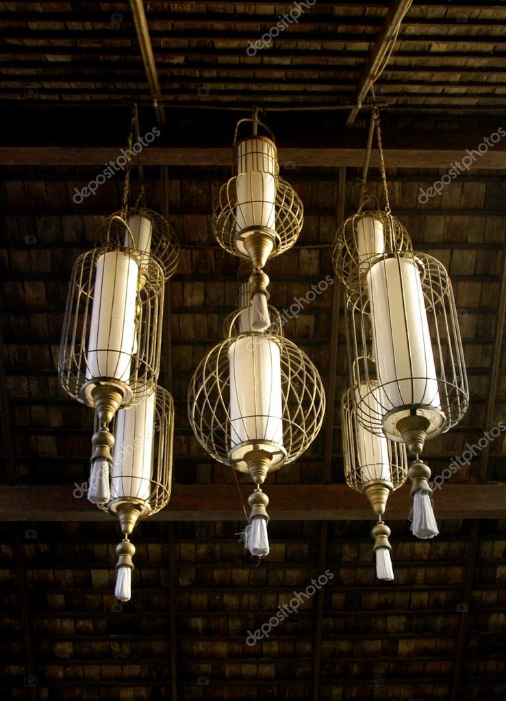 messing klassieke kroonluchter, oosterse spa verlichting — Stockfoto ... messing klassieke kroonluchter, oosterse spa verlichting — Stockfoto ...