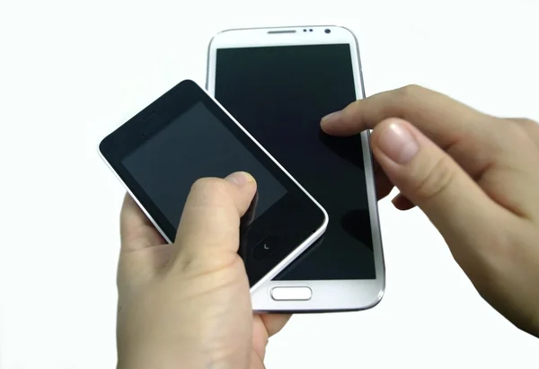 Mână cu smartphone-uri ecrane duble — Fotografie, imagine de stoc