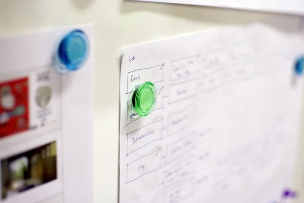Pin magnet berwarna-warni pada dinding magnet di kantor — Stok Foto