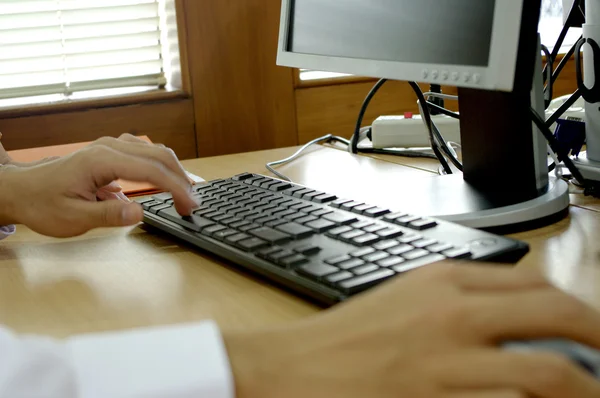 Hand with computer keyboard — Stock Photo, Image