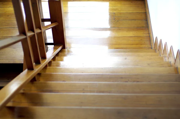 Błyszczący drewno schodów — Zdjęcie stockowe