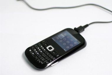 siyah eski akıllı telefon şarj