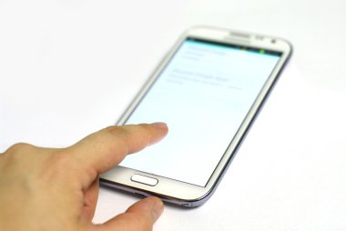 Beyaz mobil, smartphone ile el ve parmak