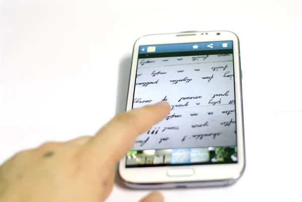 Mobile putih, smartphone dengan tangan dan jari — Stok Foto