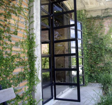 ağaç tırmanışı ile bina modern Galerisi