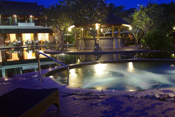 Illuminazione tropicale resort architettura con jaguzzi — Foto Stock