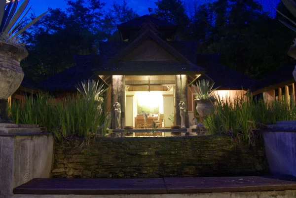 Sala, balneario pabellón resort en la iluminación nocturna — Foto de Stock