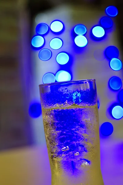 Bebida gelada com iluminação — Fotografia de Stock