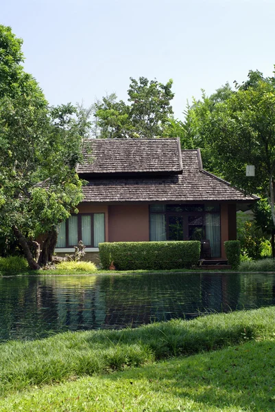 Villa in montagna vicino alla bella piscina — Foto Stock