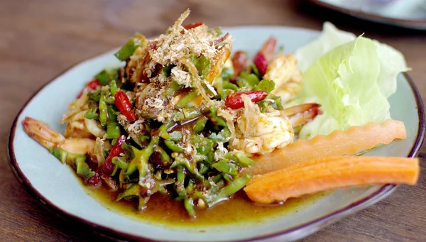Garnelen und Gemüse thailändischer Salat — Stockfoto