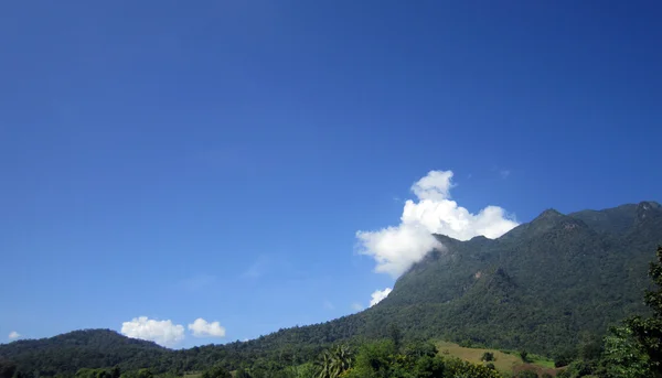 Mountain with blue sky beautiful background — Stock Photo, Image