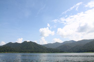 göl kıyısında dağın doğal su deposu