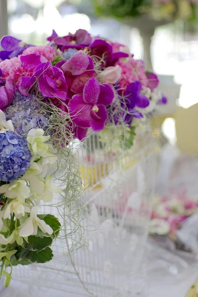 Belle fleur décoration mariage coeur forme cage blanche — Photo