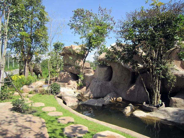 Cascata artificiale con progettazione giardino paesaggio — Foto Stock