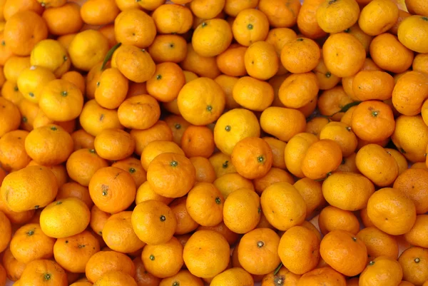 Apelsiner pile food bakgrund — Stockfoto