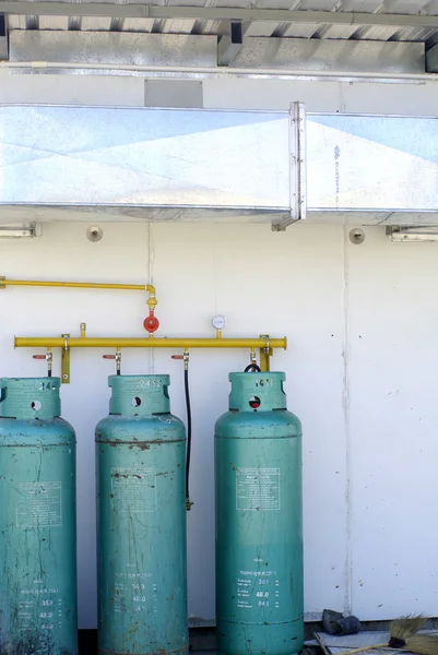 Tanque de gás de cozinha com túnel de ventilação — Fotografia de Stock