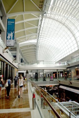 Açık alan alışveriş merkezi, mağaza atrium