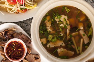 Tayland baharatlı yemekleri set, mantar çorbası, papaya salatası ve Barbekü domuz eti
