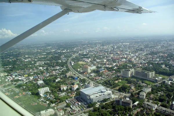 飛行機から山と市街空撮 — ストック写真