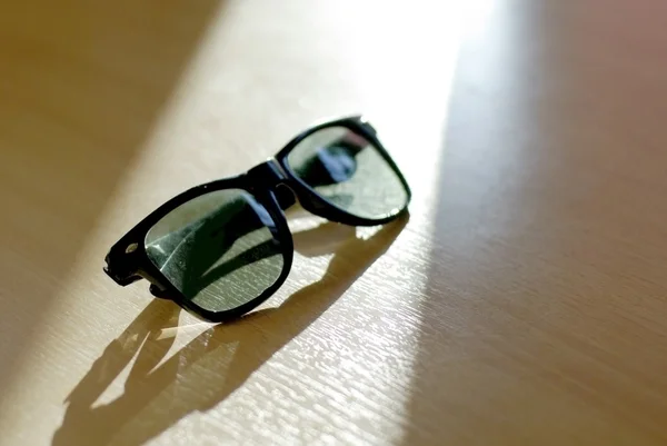 Zonnebrillen in zonlicht — Stockfoto