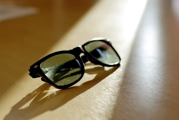 Óculos de sol à luz do sol — Fotografia de Stock