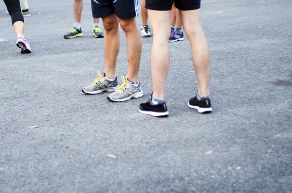 Início da maratona, corredora de sapatos — Fotografia de Stock
