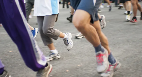 Partenza maratona, scarpe corridore senza volto — Foto Stock