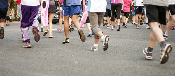 Início da maratona, corredora de sapatos — Fotografia de Stock