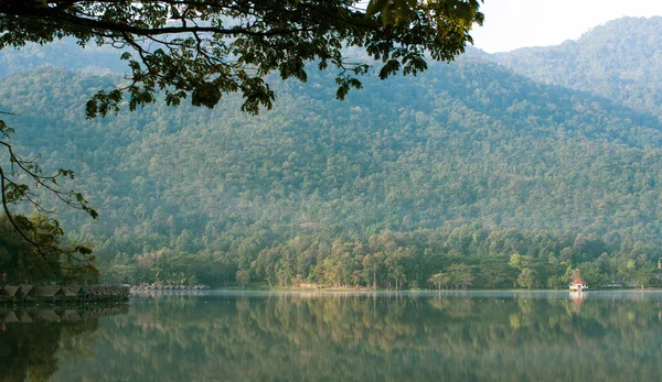 Красиве озеро, водосховище на природній горі — стокове фото
