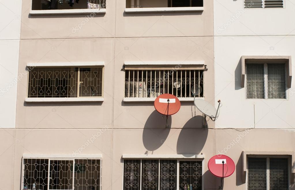 Satellitenschüsseln an der Residenz Wohnung Wand ...