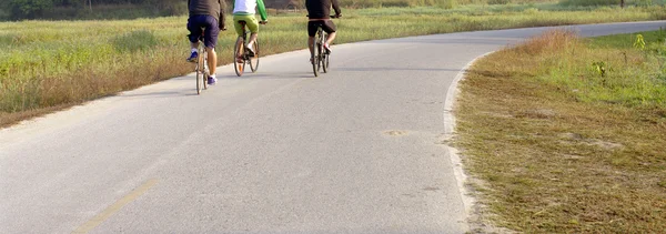 Yolda bisiklet sürmek — Stok fotoğraf