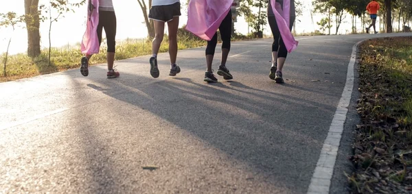 Carrera maratón para el cáncer, la caridad cinta rosa —  Fotos de Stock