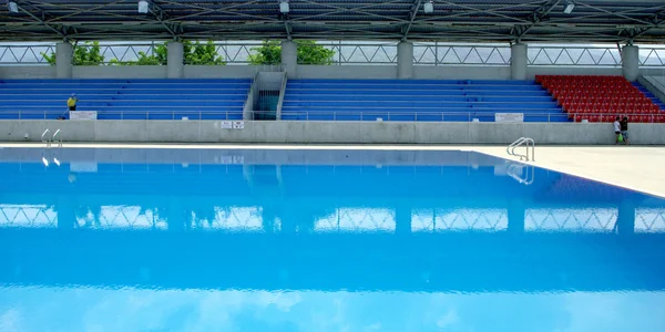 奥运游泳和潜水的游泳池 — 图库照片