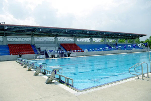 Olympisch zwemmen en duiken zwembad — Stockfoto