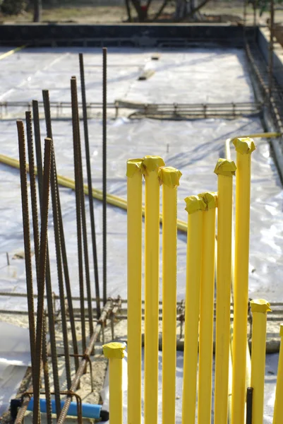 Tubo amarillo en el sitio de construcción — Foto de Stock