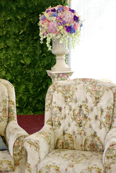 Klassisches Sofa mit Blume — Stockfoto