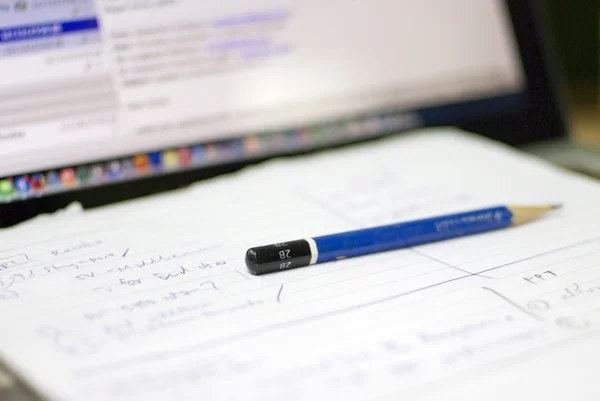 Pencil and note on computer — Stock Photo, Image