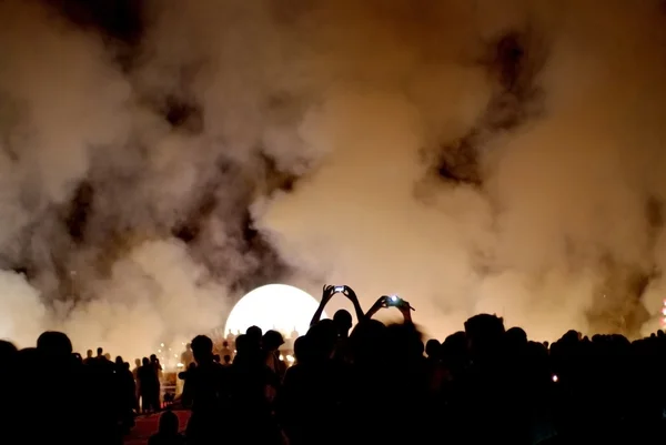 Multitud shilhuette y humo en evento al aire libre — Foto de Stock
