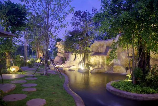 Cascada en el jardín por la noche —  Fotos de Stock