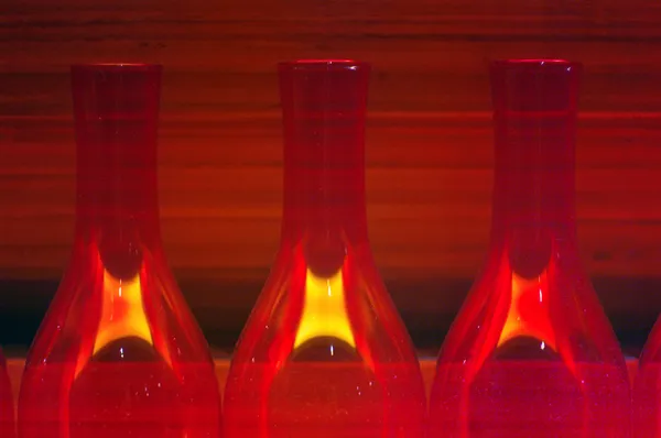 红光照亮玻璃药瓶抽象背景 — 图库照片