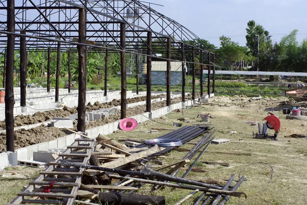 Trabajadores que trabajan en la construcción de estructuras — Foto de Stock