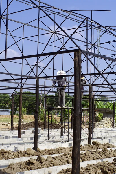 Trabajadores que trabajan en la construcción de estructuras — Foto de Stock